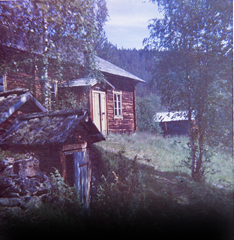 Kuva 8. Kultalan Kruunun stationi 1950-luvun jälkipuoliskolla. Edessä silloin vielä hyvin säilynyt maakellari.