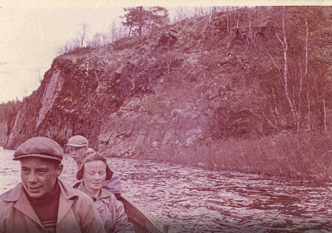 Kuva 7. Juhanin ja minun kyydissä asuntolanhoitaja Impi Tiilikainen 1950-luvun puolivälin tienoilla. Kuva Elmo Tiilikainen.