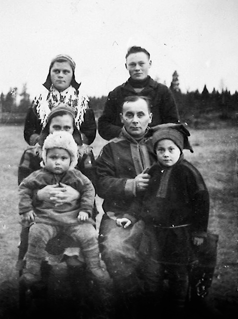 Kuva 4. Takana Aune ja Jouni, äiti sylissään Esko ja minä isän edessä arviolta vuonna 1947. Kuva Sten Suvio.