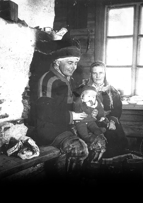 Kuva 2. Isä ja äiti Annin kanssa Salkossa eli Lismassa kevättalvella 1938.