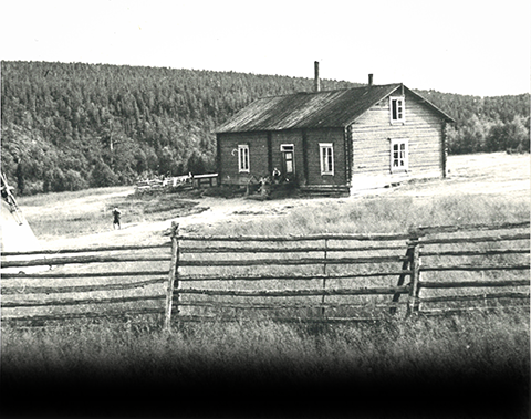 Kuva 6. Kotitalo ja keittokota 1950-luvun alkupuolella.